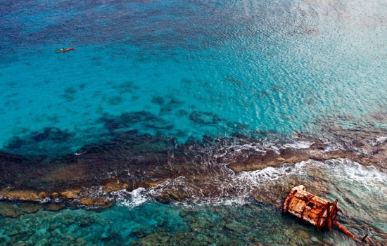 kayak paddling though Lighthouse Reef 